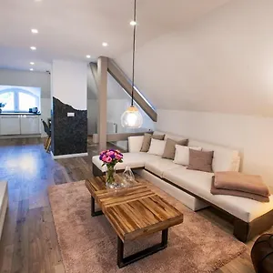  Apartment Adele Im Dachgeschoß Einer Stilvollen